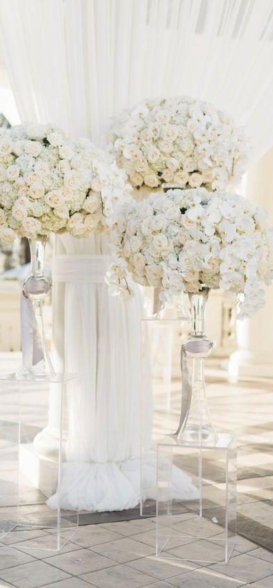 white flowers wedding ceremony decor