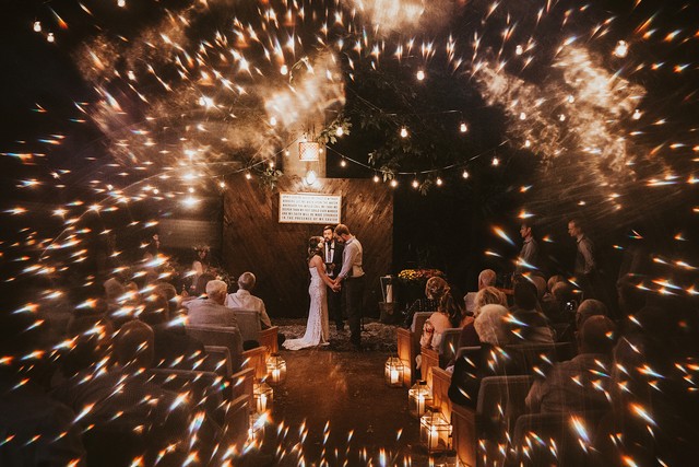 Romantic night wedding photo ideas with light