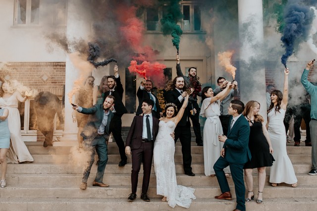 15 Cool & Colorful Smoke Bomb Wedding Photo Inspirations | My Deer Flowers