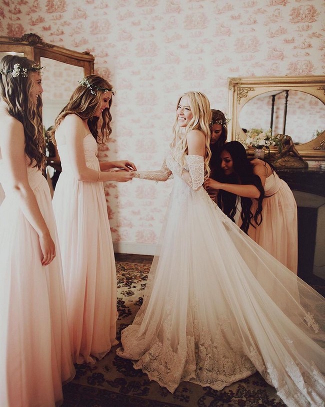 Wedding Photos With Bridesmaids #bridesmaid #wedding #weddingphotos #weddingideas