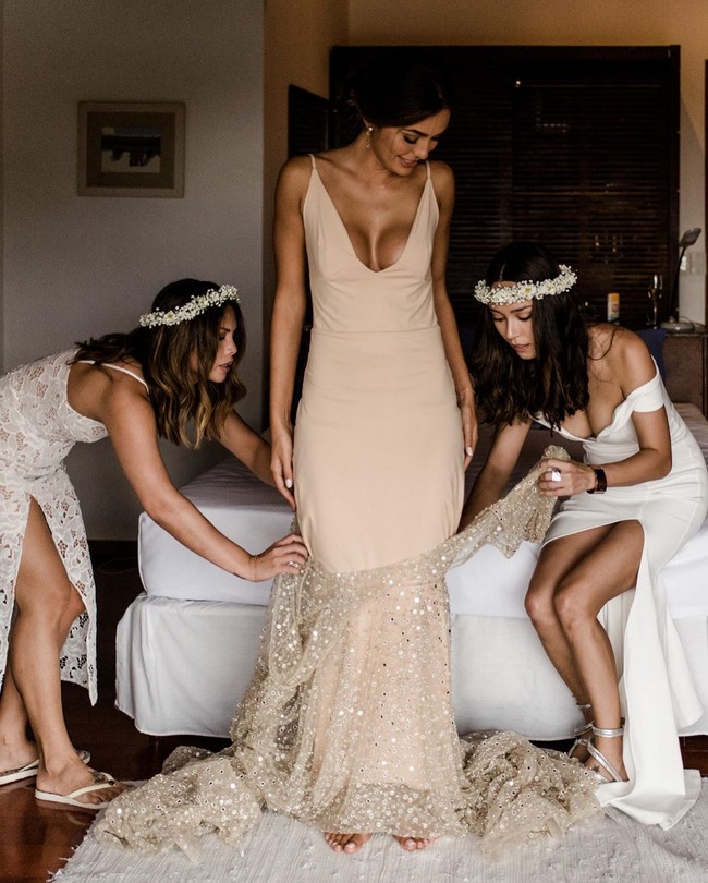 Wedding Photos With Bridesmaids #bridesmaid #wedding #weddingphotos #weddingideas